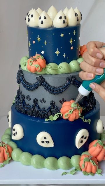 Halloween Two Tier Cakes, Halloween Cake Buttercream, Two Tier Halloween Cakes, Pretty Halloween Cakes, Halloween Decorated Cakes, Fall Cake Decorating Ideas, Spooky Cakes, Slice Of Birthday Cake, Halloween Cake Design