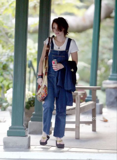 Winona Ryder Style Outfits, Winona Ryder Style, Winona Forever, Style Muse, 90s Fashion Outfits, Winona Ryder, Fashion Capsule, Celebrity Street Style, Iconic Women