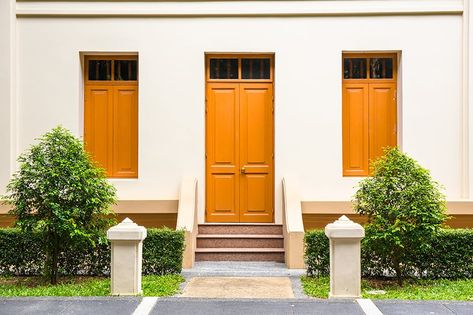 15 Orange Front Door Ideas for a Bright and Striking Entrance (with Pictures) - Homenish Door Color For Tan House, Tan Houses, Orange Front Door, Bright Front Doors, Brown Front Doors, Orange Front Doors, Best Front Door Colors, Front Door Color, Beige House