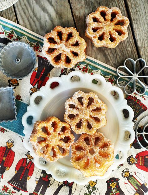 Rosettes Recipe, Rosette Recipe, Norwegian Cookies, Rosette Cookies, Norwegian Recipes, Asian Side Dishes, Best Holiday Cookies, Norwegian Food, Cookie Crumbs