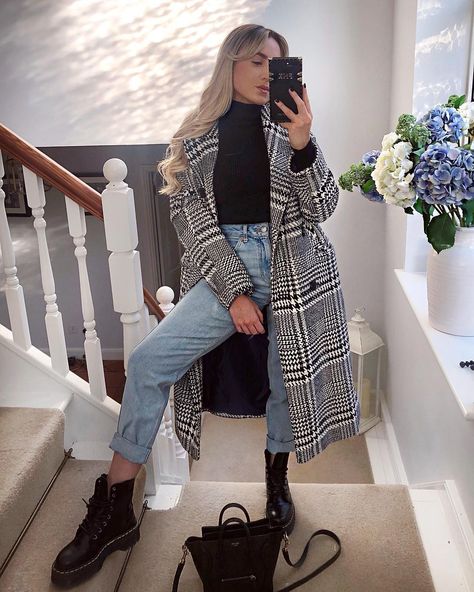 FREYA KILLIN. on Instagram: “Instagram freya is back in full swing .. Jeans style mom - @topshop Coat - @topshop Boots - @drmartensofficial Roll neck - Zara Phone…” Clubbing Outfits, Outfit Chic, Outfit Jeans, Mode Inspo, Casual Winter Outfits, 가을 패션, Winter Outfits Women, Fashion 2020, Looks Style