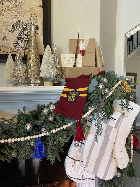 Harry Potter themed Christmas mantle Harry Potter Christmas Mantel, Christmas Harry Potter Decoration, Harry Potter Themed Christmas, Hp Christmas, Christmas Shelf, Harry Potter Christmas Tree, Hogwarts Christmas, Harry Potter Food, Harry Potter Cosplay