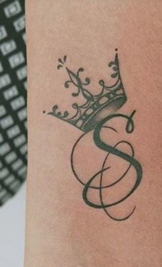 S Tattoo Letter Design On Finger, Shreya Name Tattoo, S Tattoo Letter Design For Women, Moon Tattoo Simple, Women Forearm Tattoo, Makeover Photoshoot, Tattoo Leggings, Tattoo Moon, Cute Tattoo