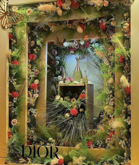 Mall Display Design, Florist Window Display, Luxury Window Display, Brand Display, Spring Window Display, Decoration Vitrine, Mall Decor, Store Window Display, Visual Merchandising Displays