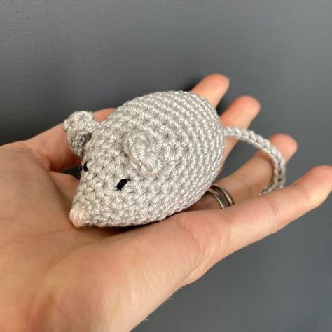 Are you looking for a quick and charming crochet project? The teeny Munchkin Mouse crochet pattern is here! This little critter is perfect for adding a touch of whimsy to your desk, bookshelf, or it can even be used as a keychain charm. My daughter loves her mouse. She takes it to bed with her, despite its small size. And actually, it was her who asked me to make a mouse in the first place.... https://concretegems.co.uk/mouse-crochet-pattern/ Woobles Patterns, Crocheted Mouse, Crochet Mouse Pattern, Pattern Concrete, Mouse Crochet, Mouse Pattern, Desk Bookshelf, Crochet Placemats, Crochet Mouse