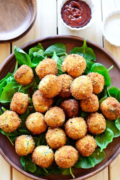 Cheesy Fried Spinach & Artichoke Dip Bites Artichoke Balls, Savoury Fritters, Artichoke Dip Bites, Graduation Party Appetizers, Spinach Artichoke Bites, Artichoke Bites, Savoury Finger Food, Fried Spinach, Bowl Party Food