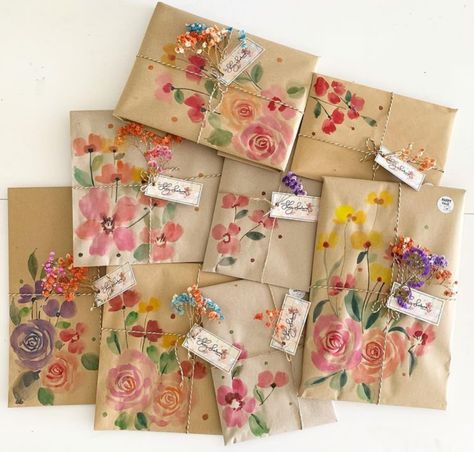 Shaz Serene, Pretty Gift Wrapping, Pretty Gift Wrapping Ideas, Diy Wrapping Paper, Personalised Gifts Diy, Gift Wrapping Inspiration, Gifts Wrapping Diy, Gift Wrap Tags, Simple Gift Wrapping