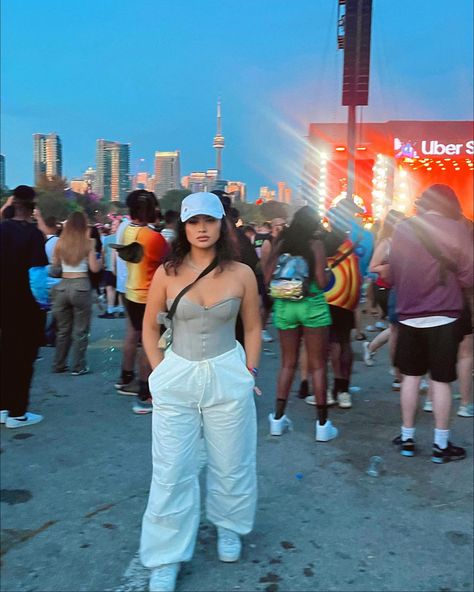 Soul Festival Outfit, Casual Festival Outfit Plus Size, Sueños Festival Outfit Ideas, Modest Festival Outfit Street Styles, Lollapalooza Outfit Ideas Chicago, Souled Out Festival Outfits, Rolling Loud Outfit Ideas, Pal Norte Outfit, Festival Outfit Midsize