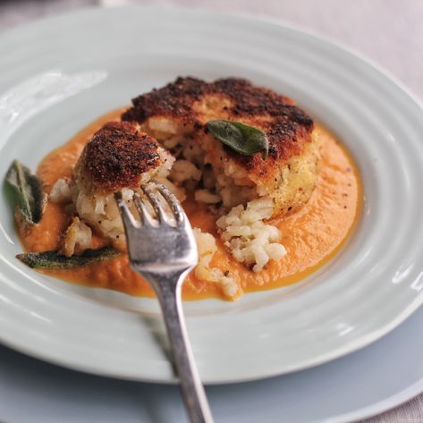 Risotto Cakes with Smoked Tomato Sauce.  You can make them as small as you like and serve as an hors d'oeuvres.  Also a great use for leftover risotto. Leftover Risotto, Emeril Recipes, Individual Chicken Pot Pies, Risotto Cakes, Risotto Recipes Easy, Smoked Tomatoes, Chicken Pot Pies, Tomato Risotto, Tomato Cream Sauce