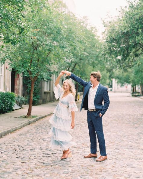 Downtown Charleston Couple Photos, Charleston Photoshoot Couples, Preppy Engagement Pictures, Downtown Charleston Engagement Photos, Engagement Photos Charleston Sc, Bright Engagement Photos, Colorful Engagement Photos, Mansion Photoshoot, Charleston Photoshoot