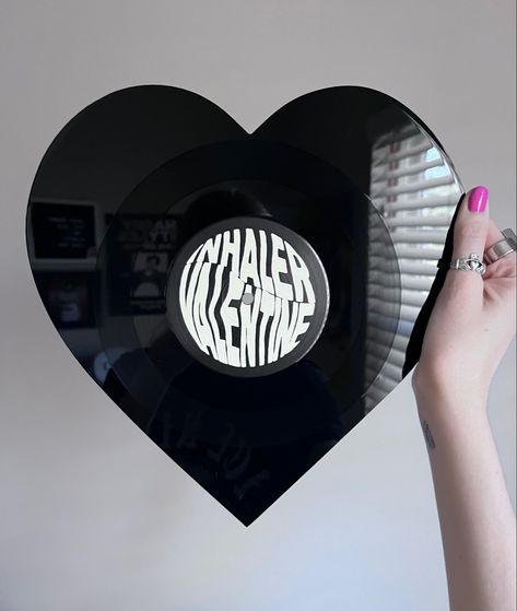 Heart Shaped Vinyl Record Diy, Heart Shaped Record, Vinyl Record Art Ideas, Valentine Music, Tattoo 2023, Vinyl Aesthetic, Heart Shaped Valentines, Makeover Bedroom, Vinyl Record Art