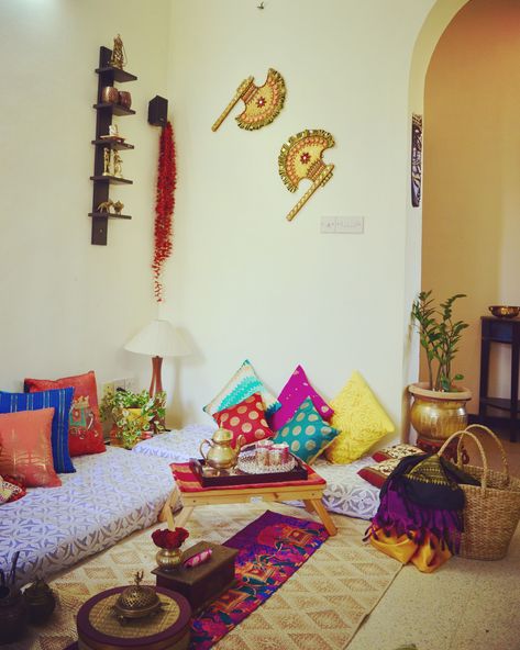 Floor seating...indian ethnic style #IndianHomeDecor Diy Home Decor Indian Style, Living Room Indian Style, Living Room Designs Indian, Girls Boho Bedroom, Salas Lounge, Living Room Indian, Floor Seating Living Room, India Decor, Living Room Decor Indian