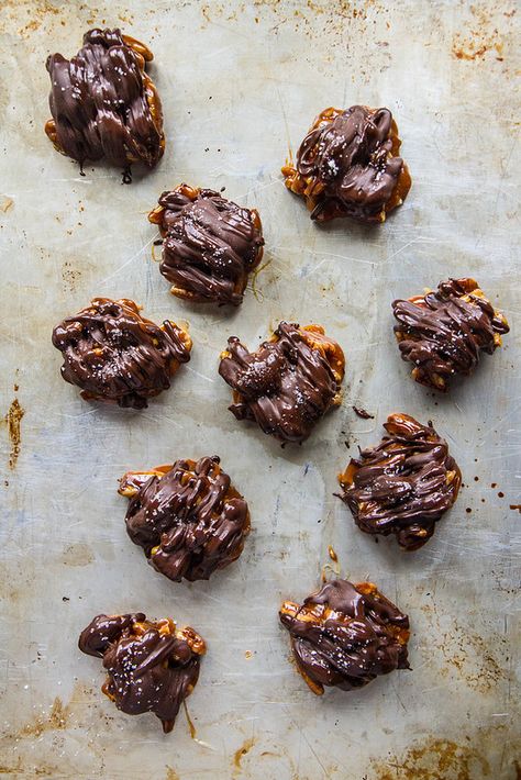 Vegan Salted Chocolate Caramel Pecan Turtles - Heather Christo Vegan Christmas Treats, Pecan Turtles, Vegan Truffles, Best Christmas Recipes, Candy Recipes Homemade, Caramel Pecan, Allergy Free Recipes, Salted Chocolate, Gluten Free Sweets