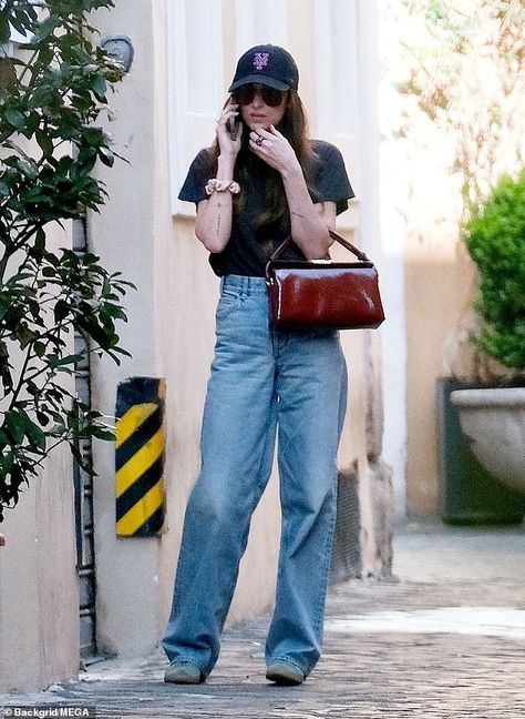 Dakota Johnson Jeans, Dakota Johnson Outfits Casual, Dakota Johnson Summer Style, Dakota Johnson Aesthetic, Dakota Johnson Wide Leg Jeans, Dakota Johnson Dress Casual, Dakota Johnson Converse, Dakota Johnson In Jeans, Dakota Johnson Night Outfit