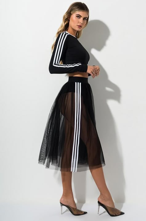 Rock Hair, Tulle Skirts Outfit, Looks Adidas, Gonna In Tulle, Elegante Casual, Cooler Look, Blonde Brunette, White Outfit, Sporty Outfits