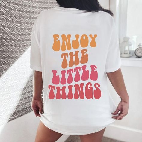 Enjoy Tshirt, Beach Tee, Vsco Shirt, Trendy Tshirts, Outfit Apparel , Shirt With Saying, S #svg #svgquotes #svgideas #svgfiles #freesvg #svgdesigns Preppy Tshirt Designs, Vsco Shirts, Preppy Shirt, Trending Graphic Tees, Beach Tee, Trendy Clothing, Summer Fits, Branded Sweatshirts, Trendy Tshirts