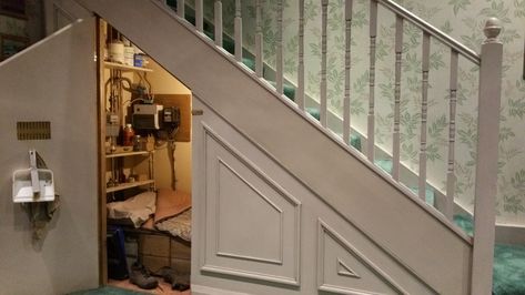 Harry Potter Closet, Cupboard Under The Stairs, تحت الدرج, Harry Potter Birthday Cake, Hp Harry Potter, Under Stairs Cupboard, Under The Stairs, Theme Harry Potter, Harry James