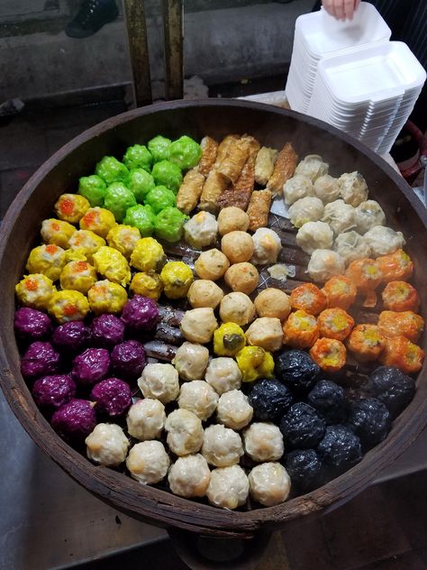 Dumplings from the night market on Jalan Alor in Kuala Lumpur, Malaysia (tons of food options there!) Chinese Food Catering, Dim Sum Recipes, China Food, K Food, Luxury Food, Singapore Food, Food Street, Food Options, Night Market