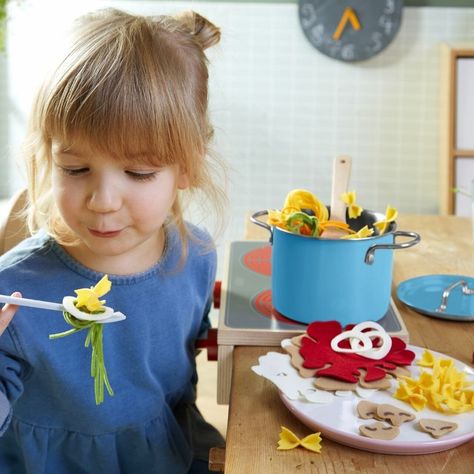 Age: 3 - 5 Years Everybody enjoys a dish of pasta; whether butterfly or ribbon, pasta is always a treat. And even junior chefs can conjure up the most delicious dishes. This cooking set contains all the items that children need for pasta-based role-play. Ribbon Pasta, Junior Chef, Play Food Set, Pasta Night, Pasta Pot, Soft Food, Mushroom Sauce, Cooking Set, Baby Co