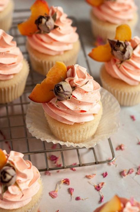 Water Cupcakes, Fruity Cupcakes, Flavored Cupcakes, Peach Filling, Peach Cupcakes, Fruit Cupcakes, Spring Cupcakes, Gourmet Cupcakes, Rose Cupcakes