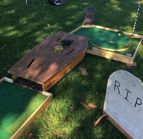 Halloween Mini Golf, Outdoor Mini Golf, Halloween Carnival Games, Golf Halloween, Putt Putt Golf, Carnival Ideas, Golf Diy, Patch Ideas, Mini Golf Course