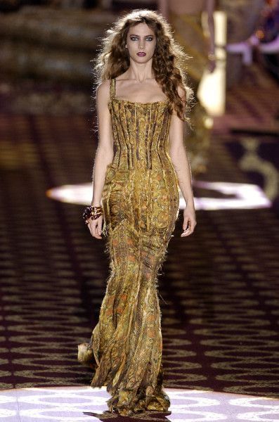 2004 Runway, 90s Runway Fashion, Elegant Attire, Spring Couture, Fashion Victim, Amazing Outfits, Streetwear Fashion Women, Italian Fashion Designers, Runway Pictures