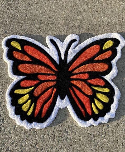 Butterfly Tufted Rug, Rug Tufting Ideas Aesthetic, Tufted Ideas, Tufted Art, Tufting Ideas, Tufting Diy, Butterfly Rug, Needle Cushion, Wall Drawings