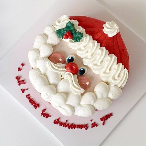 Santa Cupcake Cake, Winter Cake Ideas Simple, Christmas Korean Cake, Christmas Cakes Simple, Royal Icing Christmas Cake, Korean Christmas Cake, Christmas Cake Designs Buttercream, Aesthetic Christmas Cake, Christmas Cake Aesthetic