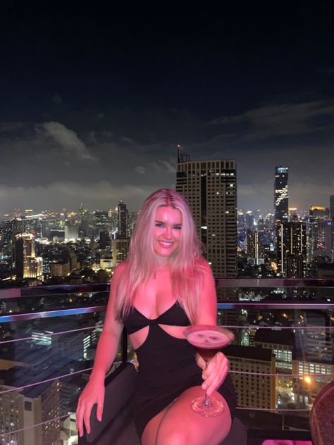 Bangkok. rooftop. Cocktails. Blonde girl. Travel. Outfit ideas. Content insta Rooftop Bar Poses, Rooftop Bar Photoshoot Ideas, Rooftop Birthday Photoshoot, Rooftop Bar Outfit Summer, Rooftop Picture Ideas, Rooftop Outfit Night, Nola Outfit, Rooftop Outfit, Rooftop Bar Outfit