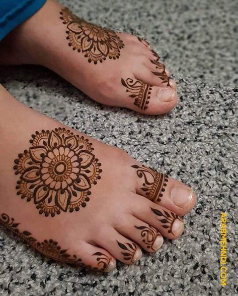 50 Gol Tikki Mehndi Design (Henna Design) - October 2019 Homemade Henna, Gol Tikki Mehndi Design, Tikki Mehndi Design, Tikki Mehndi, Feet Henna, Foot Henna, Beautiful Henna, Henna Paste, Design Henna