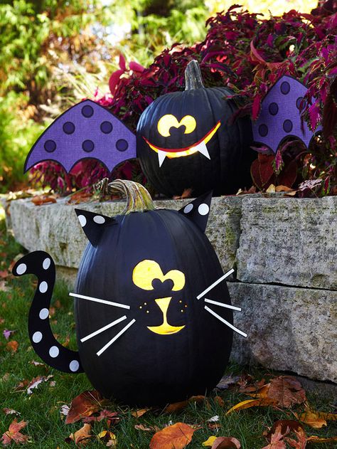 Painting pumpkins can give you more freedom than carving them! Here are some of our favorite ideas: http://www.bhg.com/halloween/pumpkin-decorating/painted-pumpkin-ideas/?socsrc=bhgpin100713paintedpumpkins&page=3 Makijaż Sugar Skull, Pumpkins Decorated, Strašidelný Halloween, No Carve Pumpkin Decorating, Halloween Decor Diy, Diy Halloween Decor, Adornos Halloween, Zucca Halloween, Manualidades Halloween