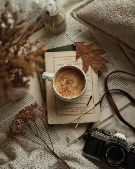 Crystal Photography, Dating Ideas, Bookstagram Inspiration, Kampot, Coffee Photography, Flat Lay Photography, Blogger Tips, Cozy Aesthetic, Fall Inspiration