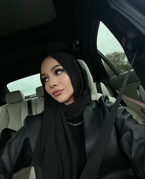 Hijab Dark Feminine, Dark Feminine Aesthetic Hijabi, Hijabi Black Outfit, Dark Feminity, Poc Women, Black Hijab Outfit, Full Black Outfit, Steak Night, Mind Movie