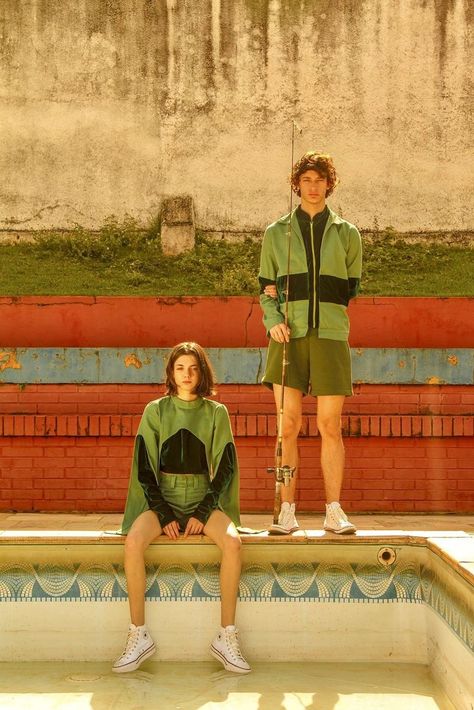 Wes Anderson Inspired Photography, Wes Anderson Clothes, Wes Anderson Photoshoot Ideas, Wes Anderson Inspired Photoshoot, Wes Anderson Style Photography, Wes Anderson Aesthetic Fashion, Wes Anderson Photography, Wes Anderson Photoshoot, Wes Anderson Wallpaper