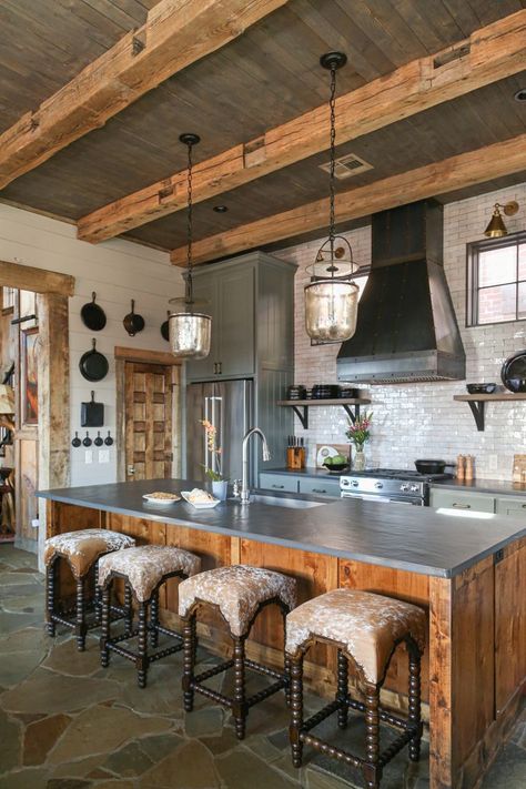 Rustic Kitchen Barndominium, Rustic Kitchen Open Concept, Farmhouse Barndominium Interior Kitchen, Kitchen Ideas Western, Mountain Farmhouse Kitchen, Lodge Interior Design Rustic, Rustic Texas Home Decor, Glam Ranch House Decor, Western Modern Kitchen