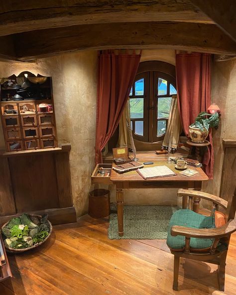 Inside a hobbits home. 🇳🇿❤️pt1. Hobbit Inspired House, Hobbit House Interior, Hobbit Holes, Hobbit Hole, Hobbit House, House Inside, Cozy Cottage, Tolkien, The Hobbit