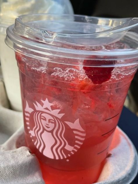 Starbucks Strawberry Refresher, Refresher From Starbucks, Acai Drink, Starbucks Strawberry Acai Refresher, Strawberry Acai Refresher, Cold Starbucks Drinks, Starbucks Strawberry, Bebidas Do Starbucks, Strawberry Acai