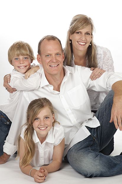 Composition Photo, Studio Family Portraits, Family Photo Studio, Family Studio Photography, Indoor Family, Family Portrait Poses, Family Picture Poses, Studio Poses, Photography Poses Family