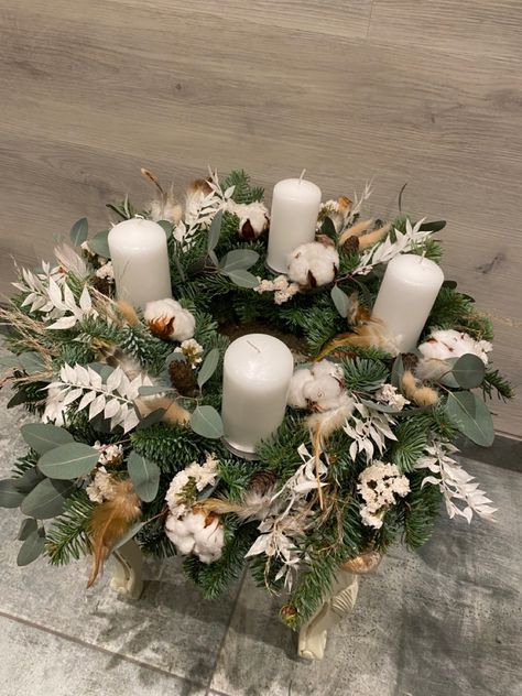 Advent Wreath, Christmas Arrangements, Xmas Wreaths, Christmas Crafts Decorations, Christmas Market, Christmas Deco, Decor Crafts, Event Decor, Advent