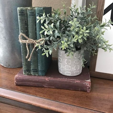 Vintage Inspired Decor, Lounge Decor, Deco Floral, Decor Guide, Country Farmhouse Decor, Mantle Decor, Farmhouse Living, Old Books, Book Decor