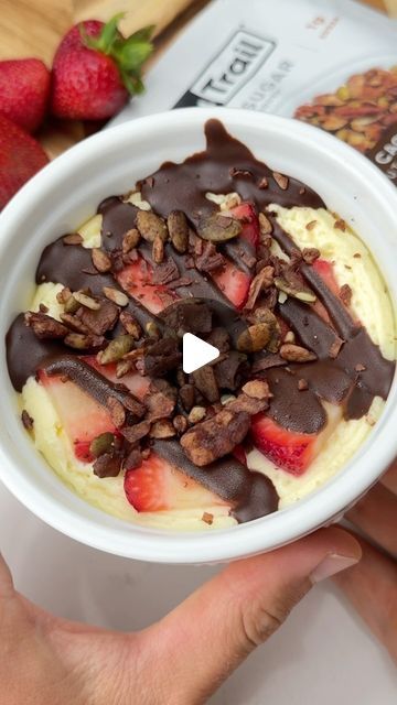 iRick Wiggins on Instagram: "Say “YUM” if you would eat this protein cheesecake with @nutrail 🍰😋 #nutrailpartner   Shop in stores now for the tastiest keto-friendly granola. Your journey on a low-carb, low-sugar diet begins now! 🙌  Ingredients: 8 oz cottage cheese  1/4 cup yogurt 1 egg 3 tbsp sweetener Toppings:  1/4 cup @nutrail 2g net carb keto-friendly cacao nut granola  Sliced strawberries Melted chocolate chips, sugar free  How to make it:  1. Blend all ingredients, pour into 2 ramekins & bake @ 350F for 15 mins. 2. Take them out, add your toppings, let chill for a few hours and enjoy!  If you make this easy and delicious recipe, let me know how yours turns out 😊" Melted Chocolate Chips, Dinner Recipes Healthy Low Carb, Protein Cheesecake, Nut Granola, Sliced Strawberries, Keto Journey, Best Low Carb Recipes, Low Sugar Diet, Melting Chocolate Chips