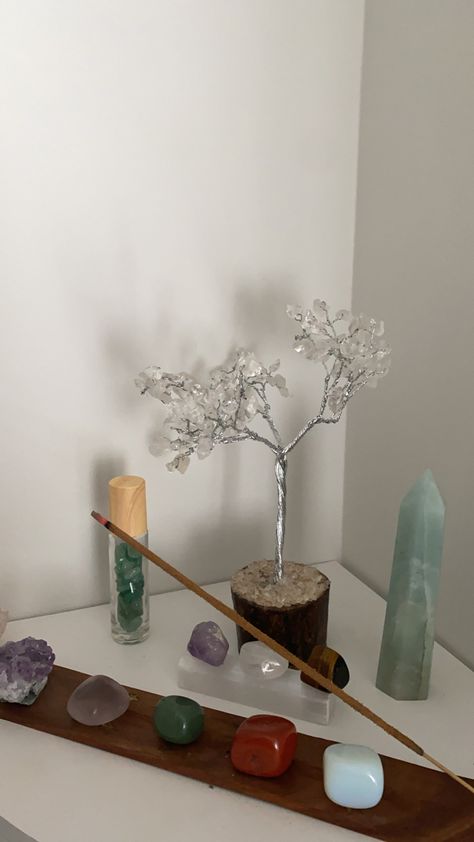 Bathroom Crystal Decor, Crystals In Bathroom, Crystal Aesthetic, Boho Crystal, Meditation Crystals, Healing Meditation, Crystal Decor, Spiritual Healing, Modern Apartment