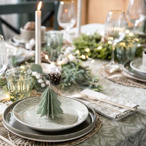 Christmas 2022 Trends Decoration, Christmas 2022 Trends, Nordic Xmas, Xmas Colors, Christmas Tables, Xmas 2022, Christmas Table Setting, Bohemian Christmas, Classic Christmas Decorations