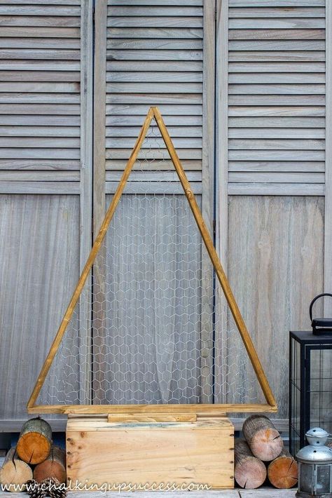 Wooden Triangle Christmas Tree, Triangle Christmas Tree, Wooden Christmas Trees Diy, Wooden Xmas Trees, Wood Chicken, Outdoor Christmas Tree, Wooden Snowflakes, Christmas Mason Jars, Christmas Outdoor