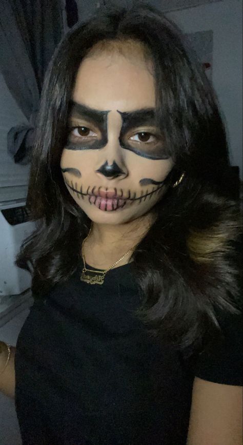 Skeleton Face Halloween, Face Paint Skeleton, Skeleton Make Up Tutorial, Easy Skeloten Makeup, Latina Skeleton Makeup, Skeleton Costume Aesthetic, Skeleton Latina Makeup, Skeleton Makeup Easy, Skeleton Makeup Tiktok