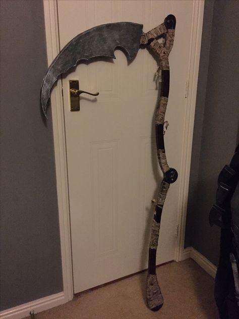 Cardboard Scythe, Diy Scythe, Scythe Cosplay, Cosplay Idea, Old Blood, Cosplay Diy, Bloodborne, Halloween 2024, Diy Decoration