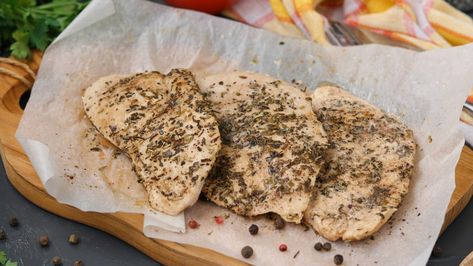 The Parchment Paper Hack That Prevents Chicken Breast From Drying Out Parchment Paper Chicken, Parchment Paper Recipes, Moist Chicken, Baked Chicken Breast, Cook Chicken Breast, Home Chef, The Chicken, Parchment Paper, Baked Chicken