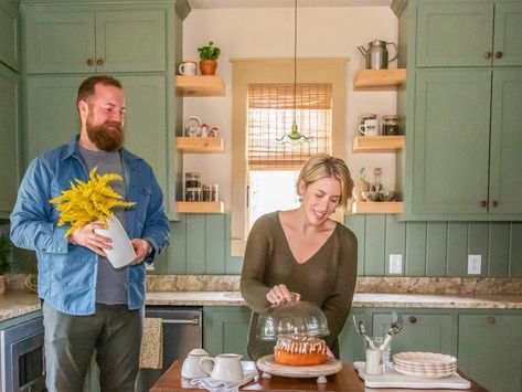 The Best Paint Colors From 'Home Town' and How Erin Napier Used Them | Home Town | HGTV Benjamin Moore Jojoba, Putnam Ivory, Home Town Hgtv, Ben Napier, Erin Napier, Vertical Siding, Earthy Hues, Color Plan, Best Paint