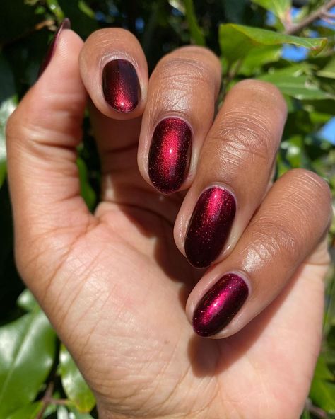 51 Winter Nail Design Ideas Perfect for 2021 and Beyond | Glamour Cherry Red Nails, Dark Red Nails, Winter Manicure, Nagellack Trends, September Nails, Nail Colors Winter, Daisy Nails, Red Nail Designs, Instagram Nails