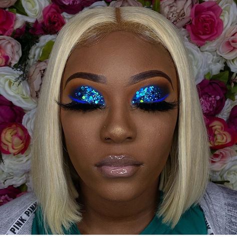 Makeup Ideas Blue Eyes, New Year Makeup Ideas, Eye Makeup Prom, Makeup Looks Cute, Makeup Looks Blue, Makeup Ideas Cute, Makeup Ideas Blue, New Year Makeup, Maquillage Yeux Cut Crease